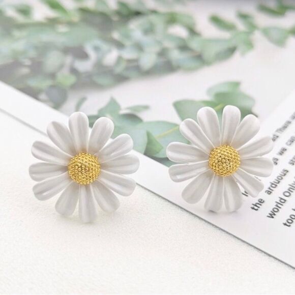 🌺 Betsey Johnson he loves me, he loves me not, Daisy earrings 🌺 - Picture 3 of 4